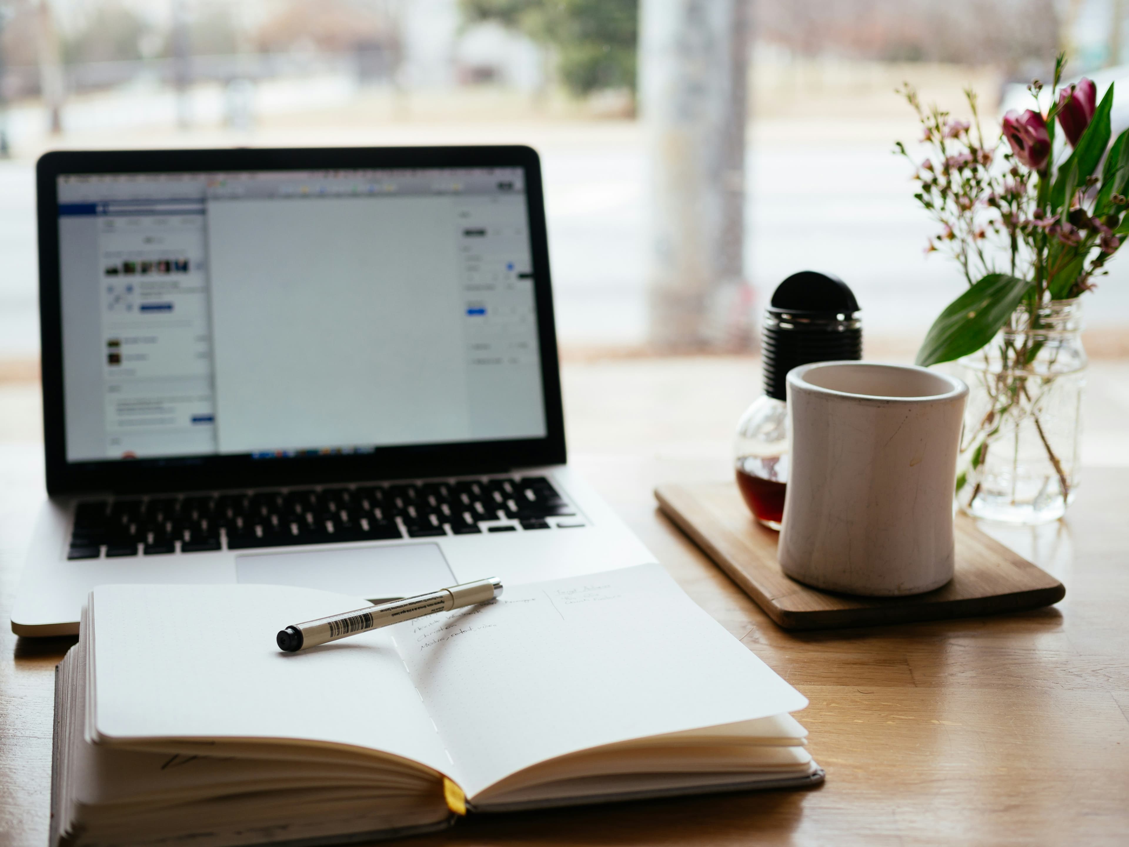 Notebook e caderno de anotações sobre a mesa