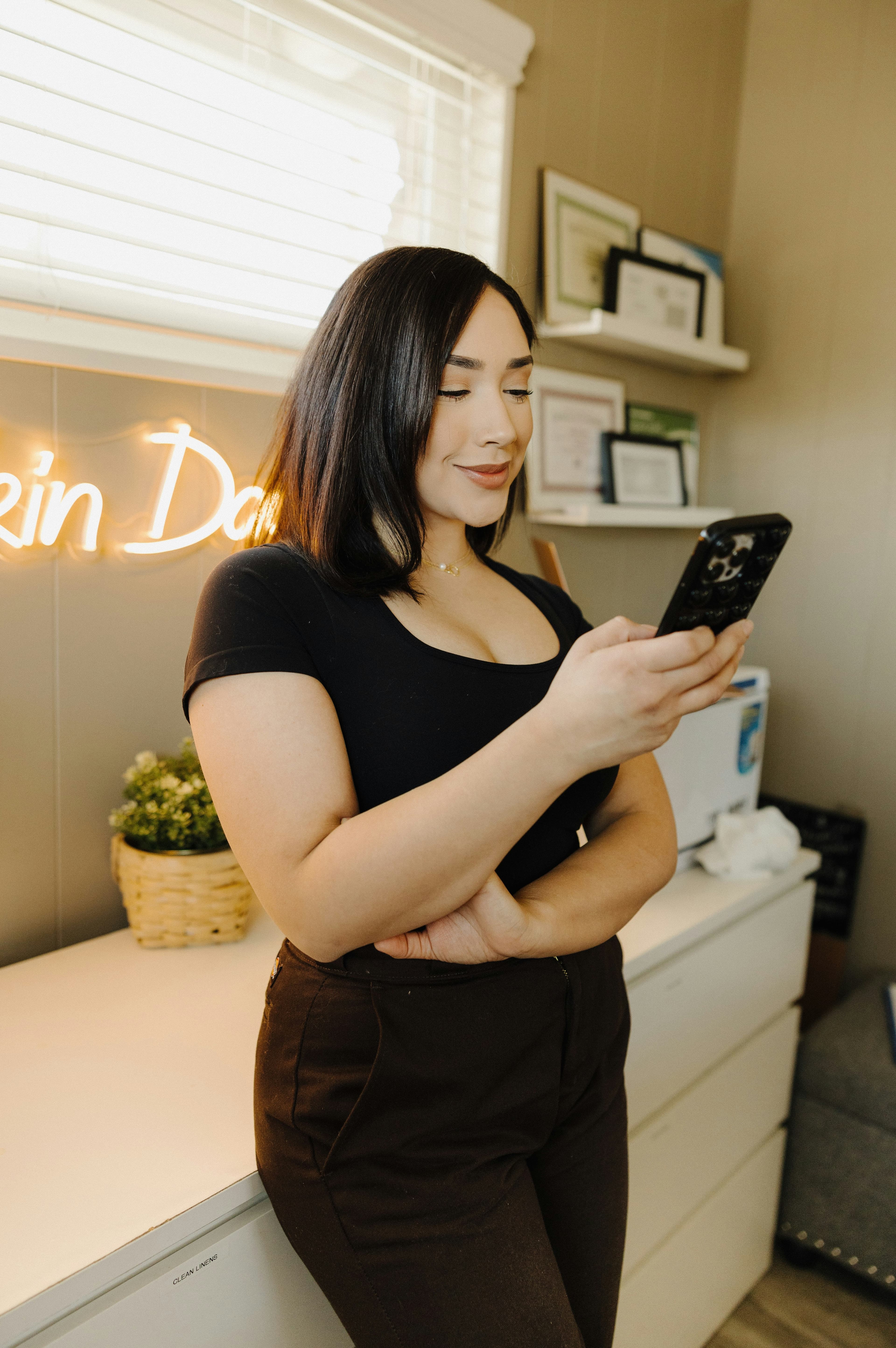 Dona de negócio respondendo mensagens no celular